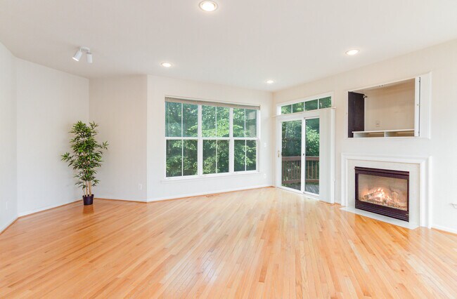 Building Photo - 43095 Hunters Green Square