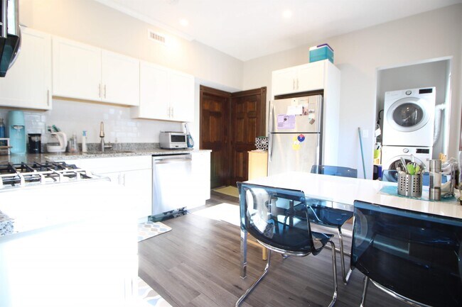 Building Photo - 334 Columbia St