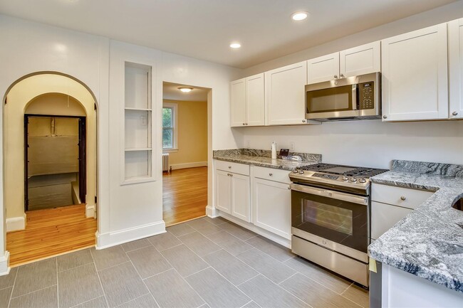 Building Photo - BEAUTIFULLY RENOVATED SF HOME w/ Water Vie...