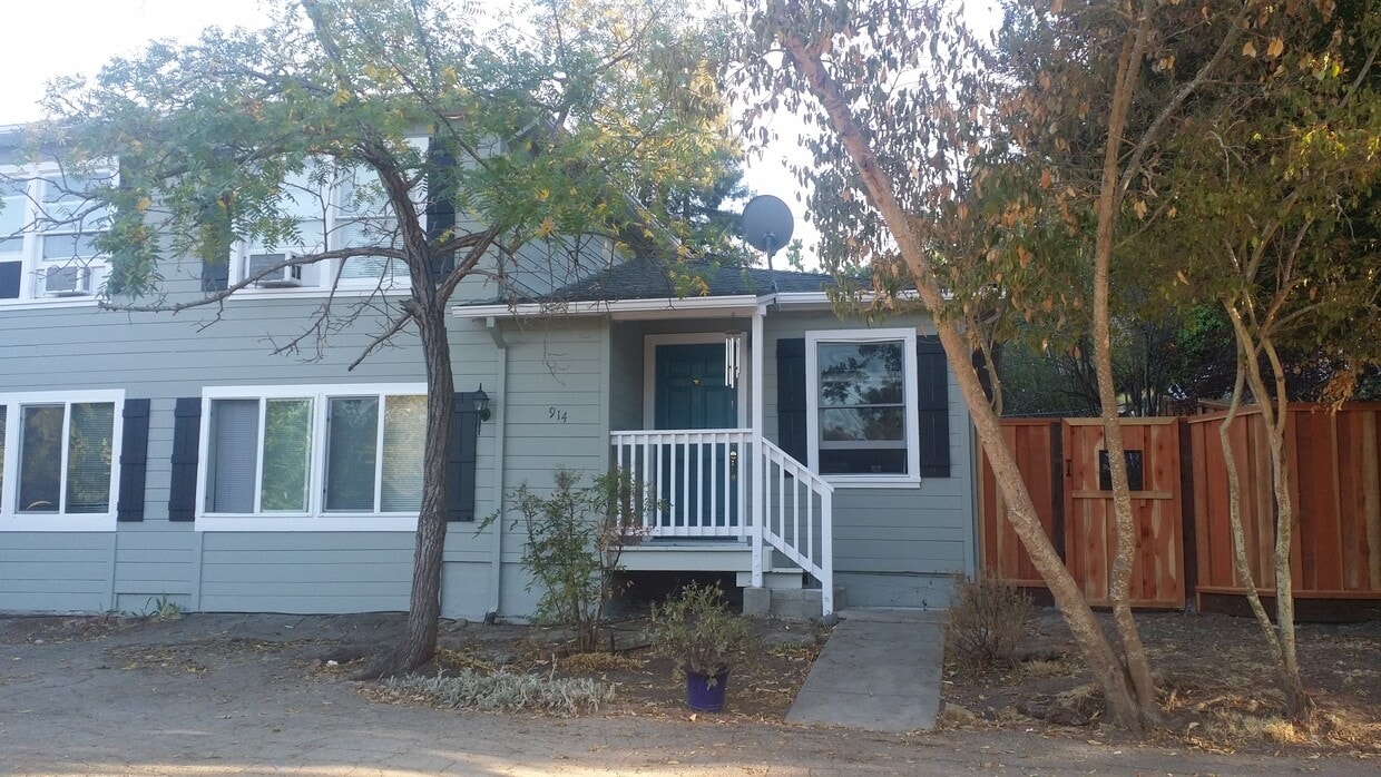 Primary Photo - 914 Oak St