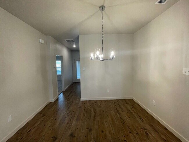 Building Photo - Luxurious Townhome Located In Abbey Glen - Cooper ISD