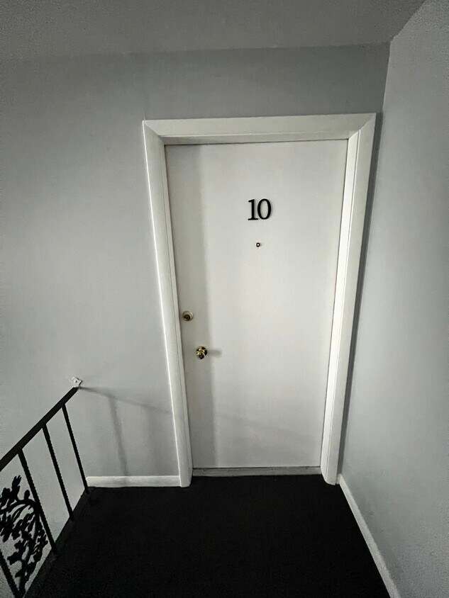 Entrance to Unit 10 - 11030 S Ridgeland Ave