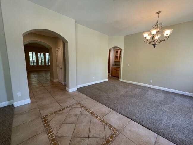 Foto del edificio - Stunning 4-Bedroom Home in Prime Folsom Lo...