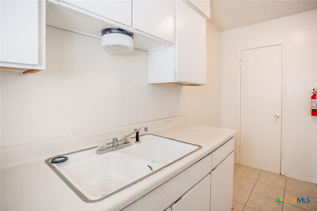 Primary Photo - 1239 N LBJ Dr