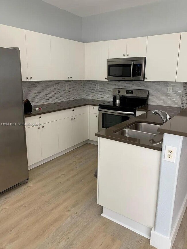 Foto del edificio - 7930 NW 108th Pl