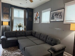 Building Photo - 634 E 9th St