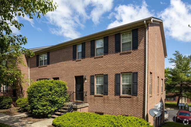 Building Photo - EAGLE CREEK TOWNHOMES
