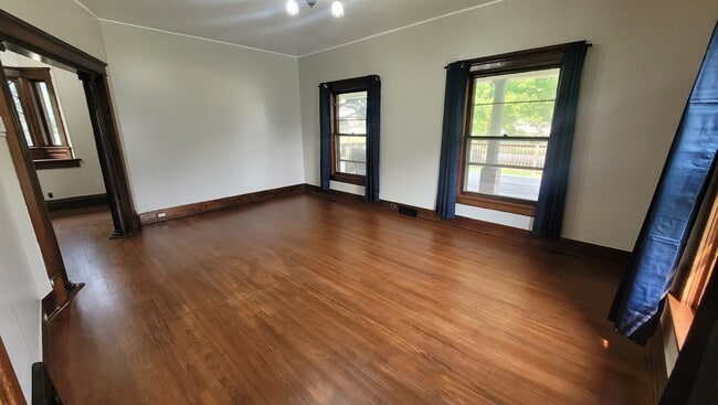 Building Photo - 612