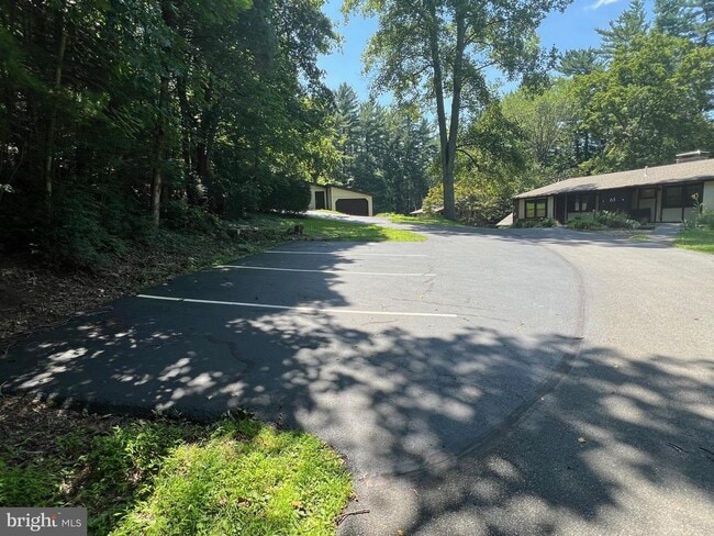 Building Photo - 65 Meadow Glen Ln