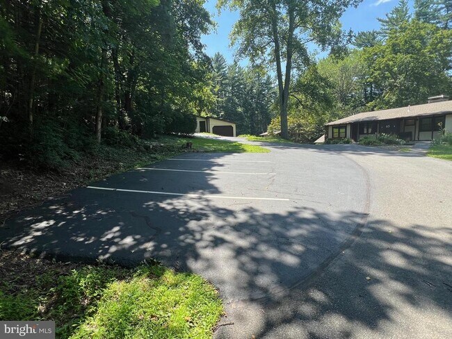 Foto del edificio - 65 Meadow Glen Ln