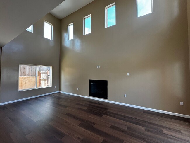 Building Photo - 5 Bedroom Home in El Cajon