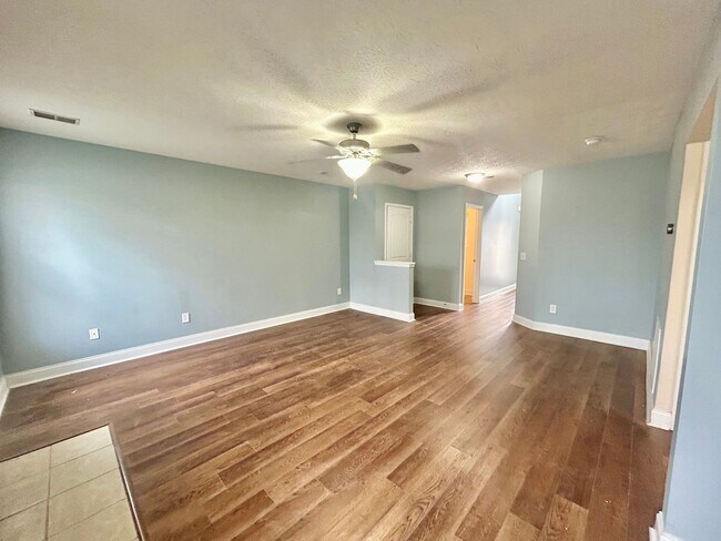 Foto del edificio - Large 4 Bed, 2.5 bath in Lexington!