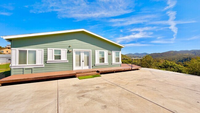 Foto del edificio - Stunning Single-Story with Spacious Deck, Panoramic Views, on Gated/Fenced Property!