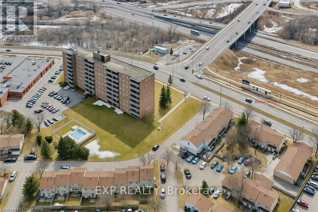 Photo du bâtiment - 1100-1100 Courtland Ave E