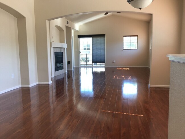 Building Photo - Wonderful 2 Bed, 2 Bath Condo is Southeast...