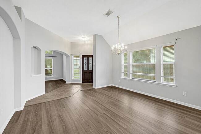 Foto del edificio - 2311 Falcon Knoll Ln