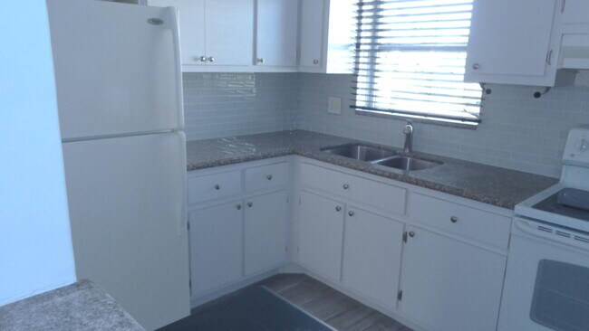 Building Photo - 2837 Ashley Dr W