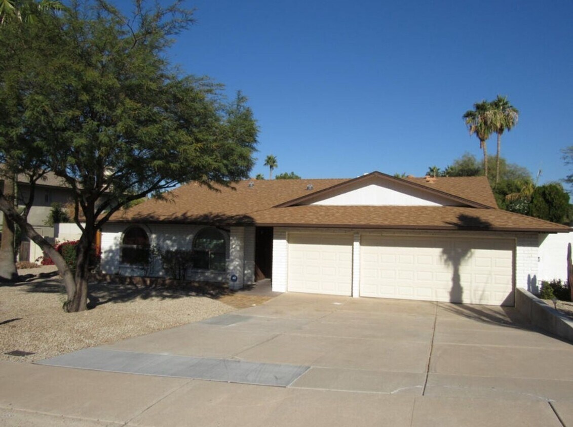 Primary Photo - Charming 3 bedroom/2 bath single level hom...
