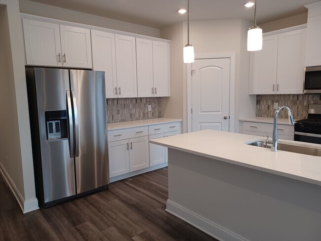 Building Photo - Prime Location & Modern Comforts!