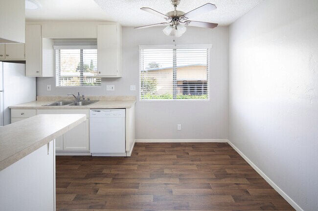 Foto del edificio - OPEN HOUSE: 6/27 10AM-12PM~ 2 BR Bright Apartment with Parking and AC!
