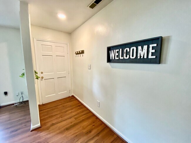Foto del edificio - Charming Ranch-Style Home With Garage Avai...