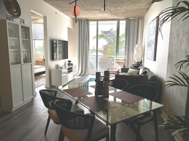 Foto del edificio - 300 S Australian Ave