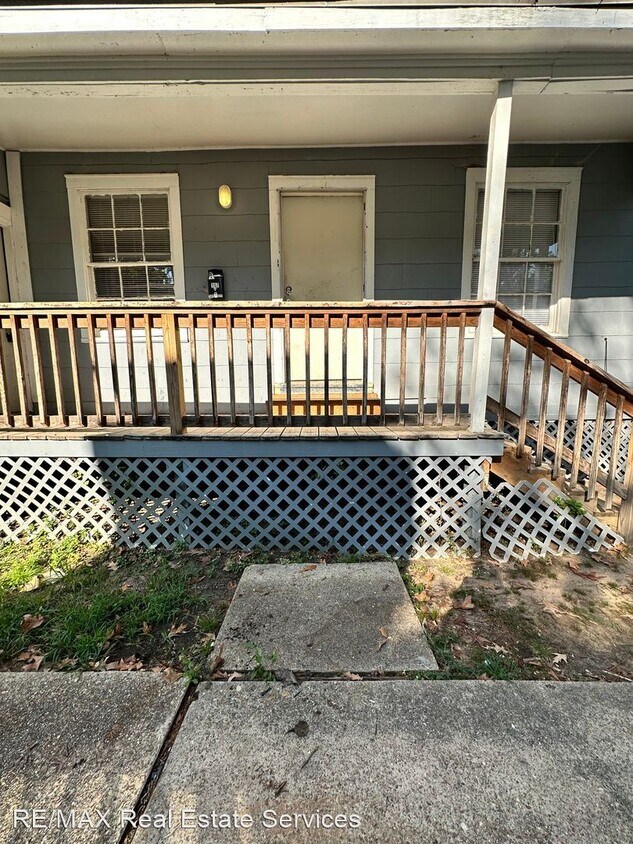 2 br, 1 bath House 157 East College Unit B House Rental in