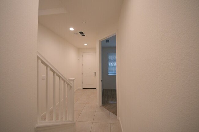 Foto del edificio - Dublin 3 stories 3 Beds, 3.5 Baths Townhouse in Boulevard community for rent