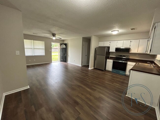 Building Photo - 993 White Cir