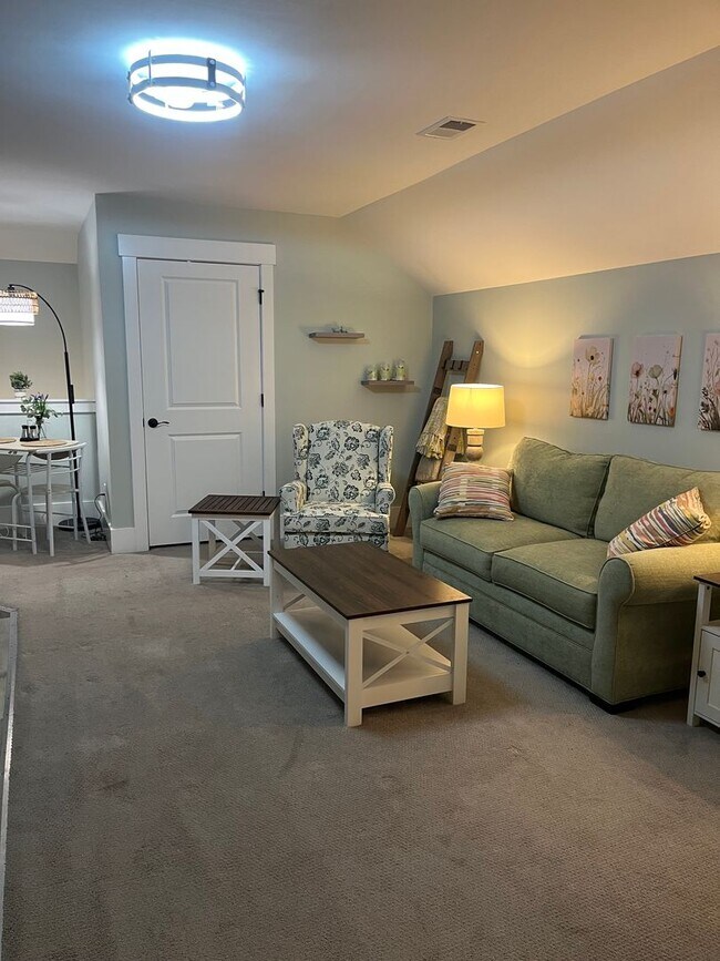 Foto del edificio - Furnished, Pet Friendly, Utilites included...