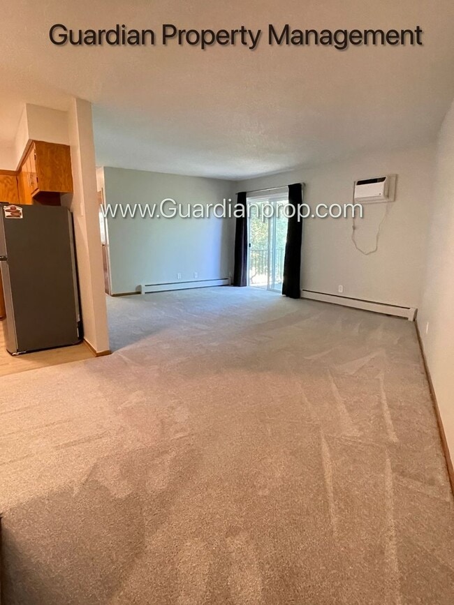 Building Photo - Champlin Top Floor, Excellent Condition, A...