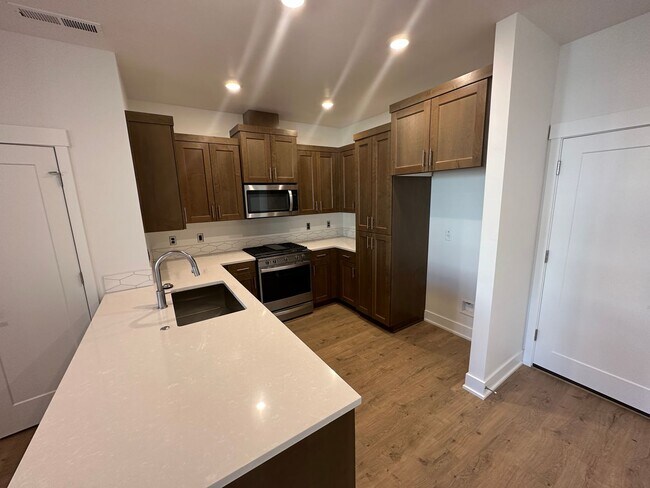 Foto del edificio - POOL & Clubhouse! 3 Bdrm, 2.5 Bath 1450 sq ft Townhouse, All Appliances, Gas Heat & A/C, Pet OK, ...