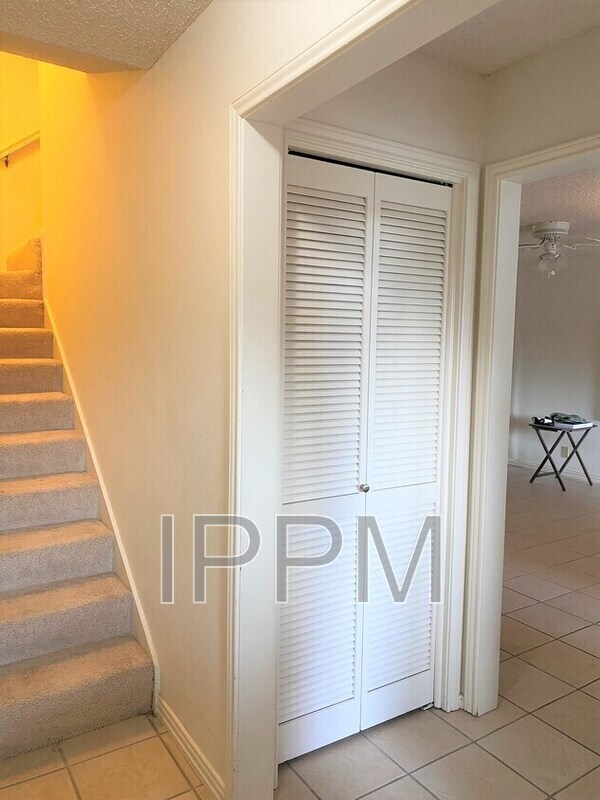 Foto del edificio - 5320 Guava Dr