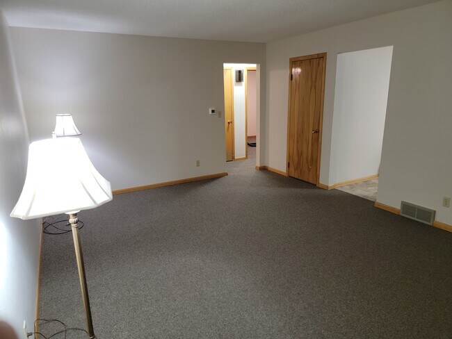 De sala de estar a pasillo y cocina. - 1479 Redfield St