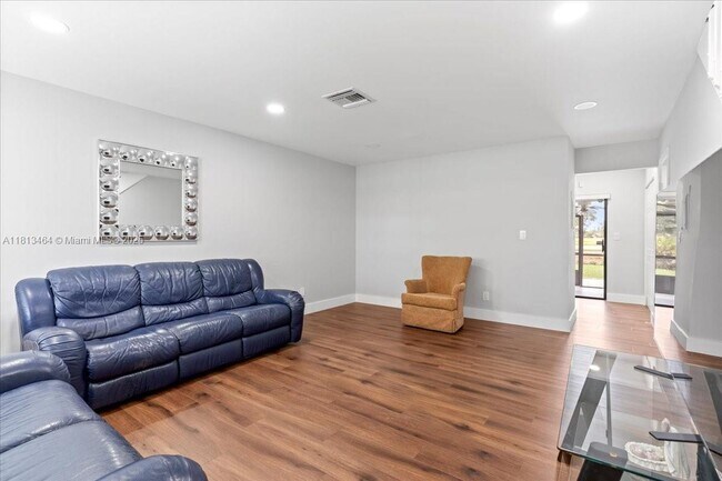 Foto del edificio - 10789 NW 11th St