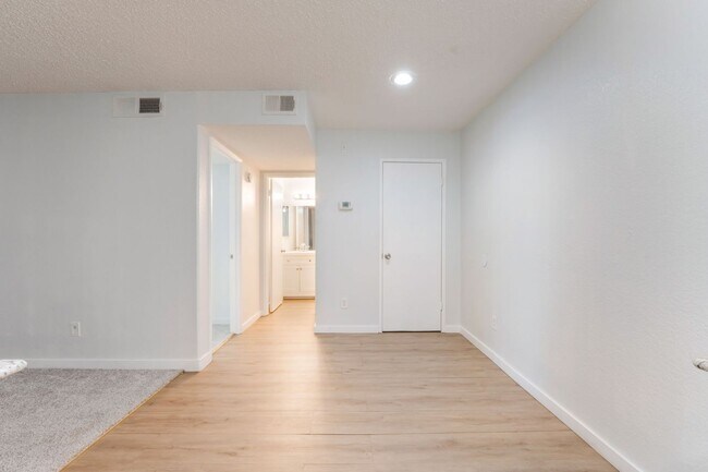 Building Photo - 230 Mission Newport Ln