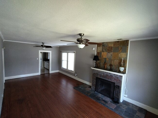 spacious living area - 826 W Lynwood Ave