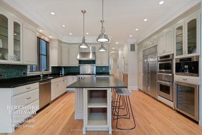 Building Photo - 3044 N Greenview Ave