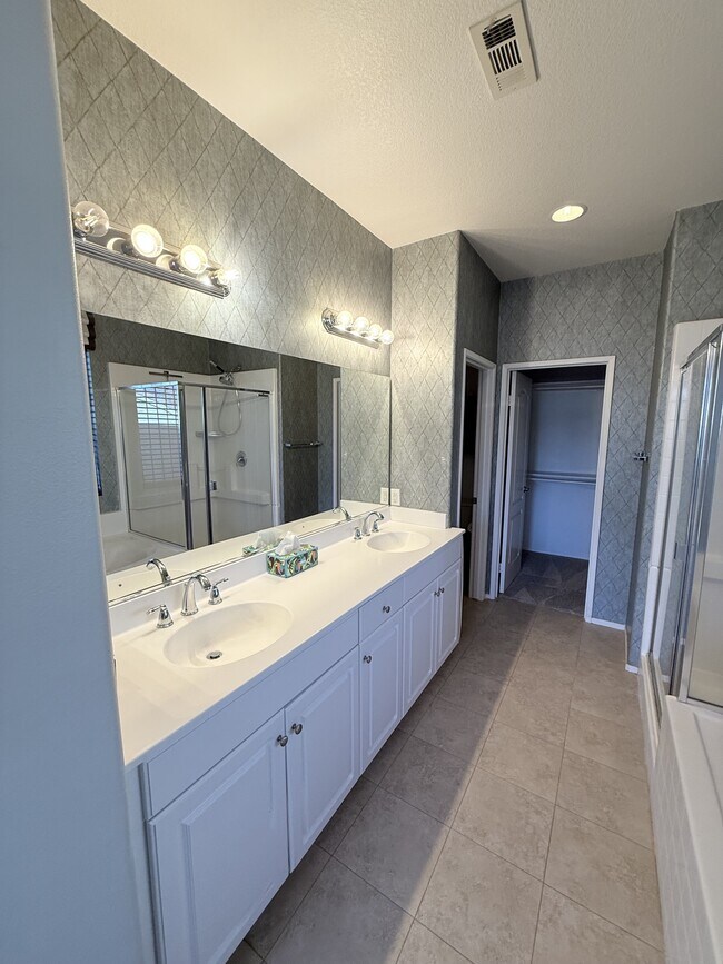 Foto del edificio - 1345 Clasico Dr