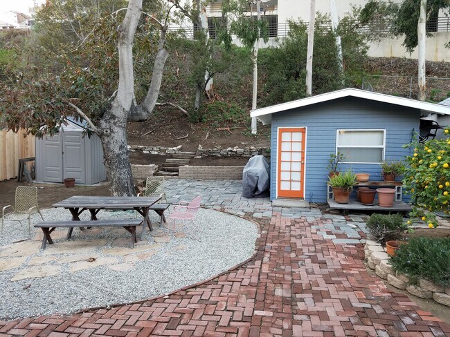 Backyard studio & outdoor picnic area. Fruiting Meyer lemon tree. - 2113 Holly Dr