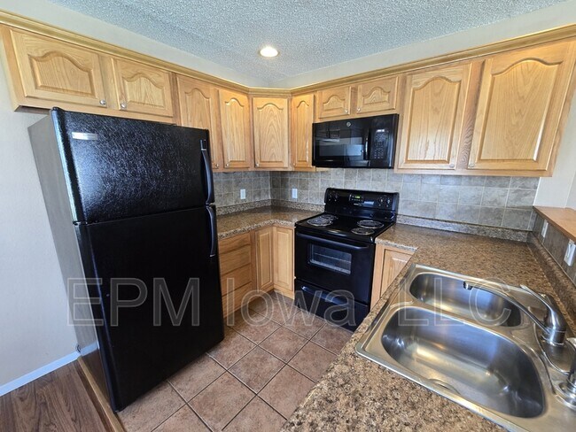 Building Photo - 1405 Robin Rd