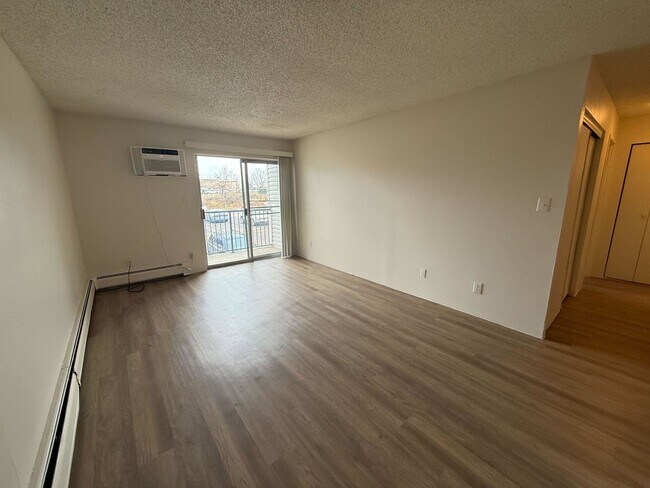Foto del edificio - Nice 1 Bedroom 1 Bathroom Condo in Golden with Pool!! Available NOW!!