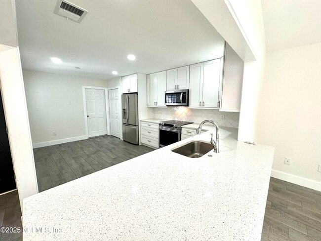 Foto del edificio - 4364 Lake Woodbourne Dr S