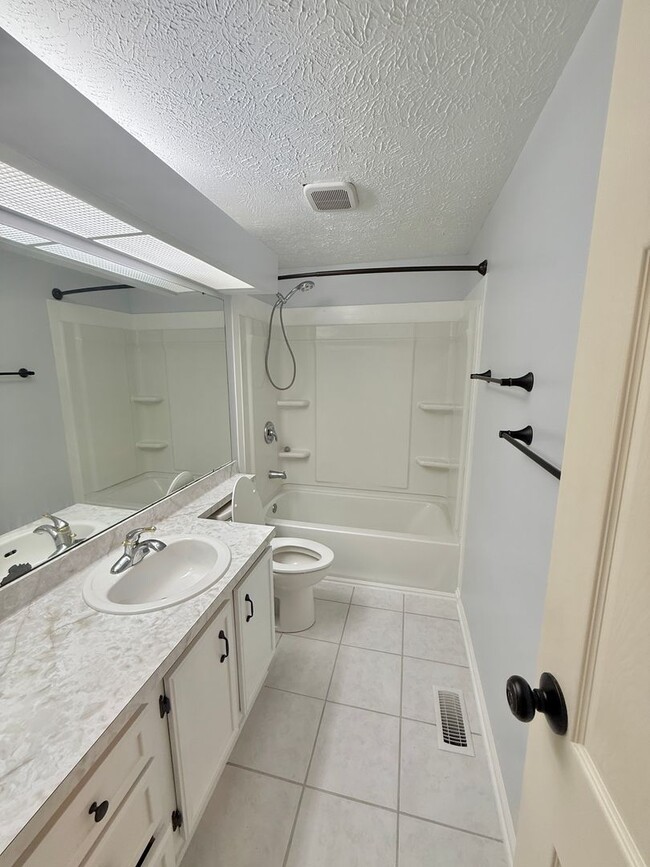 Building Photo - 4 bed house Gananda | HUGE OFFICE | GARAGE...