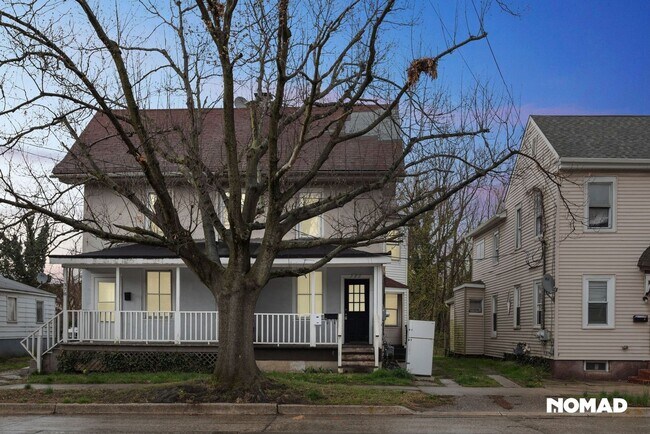 Foto del edificio - Charming 2BR Duplex in Salem
