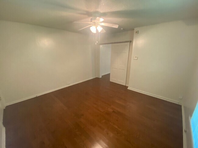 Foto del edificio - Big kitchen. Fenced yard. Walltown location. Under $1,300.