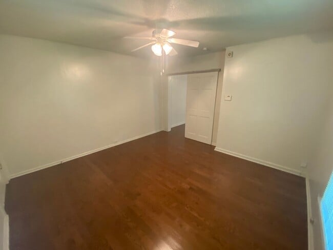 Building Photo - Big kitchen. Fenced yard. Walltown location. Under $1,300.
