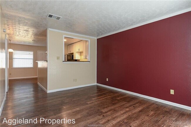 Building Photo - 2 br, 1.5 bath House - 1402 Summit St. Unit B