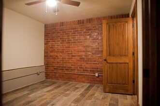 Building Photo - 518 W College St