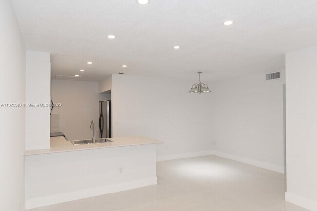 Foto del edificio - 2500 W 67th Pl